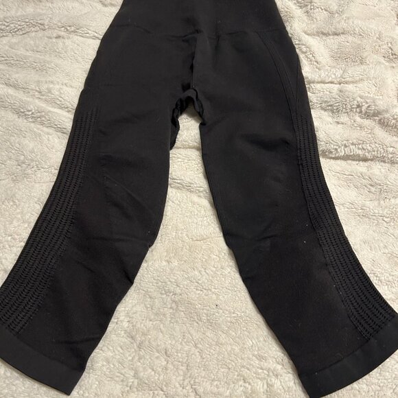 Lululemon In The Flow Crop Size 2 - Picture 4 of 4